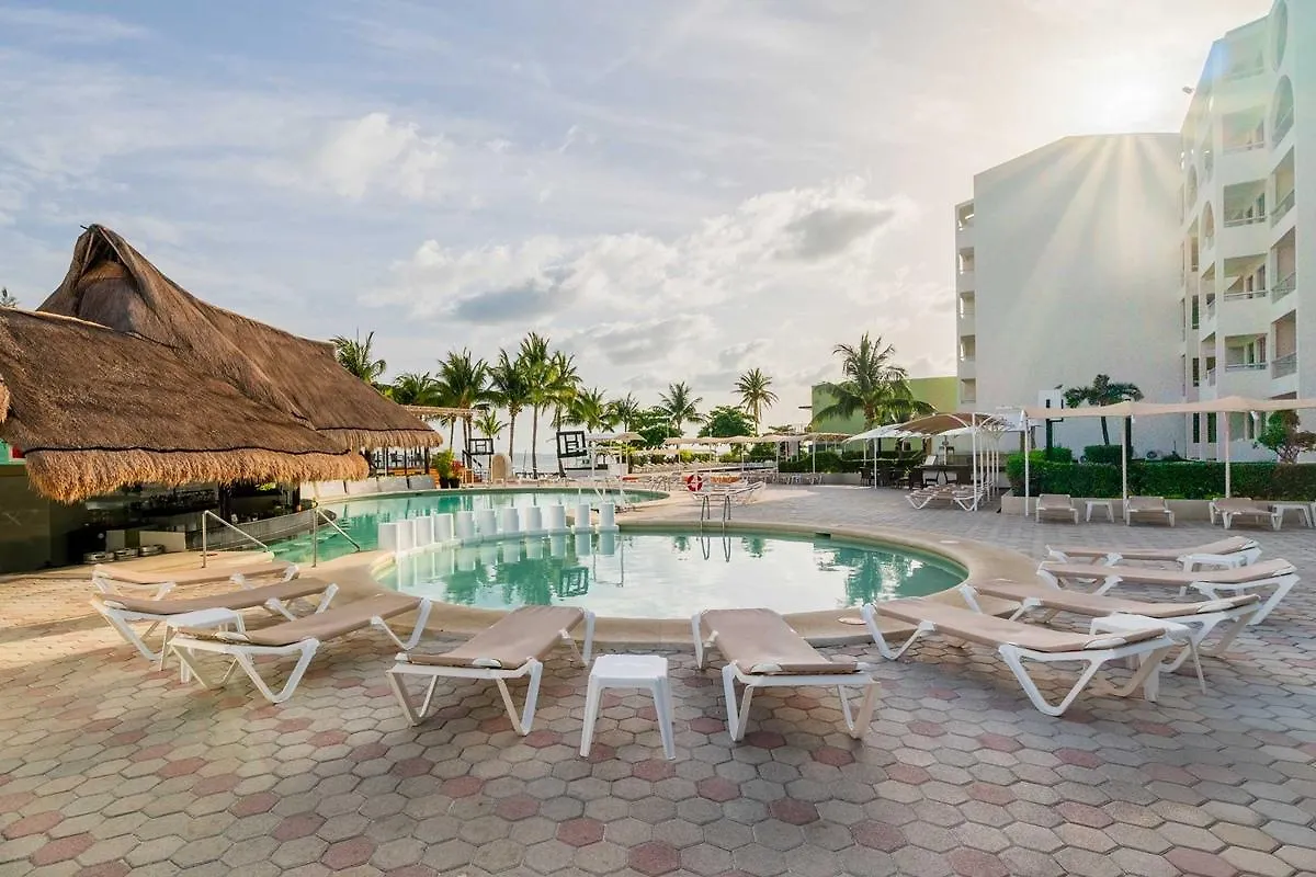 Aquamarina Beach Hotel Cancún 3*,