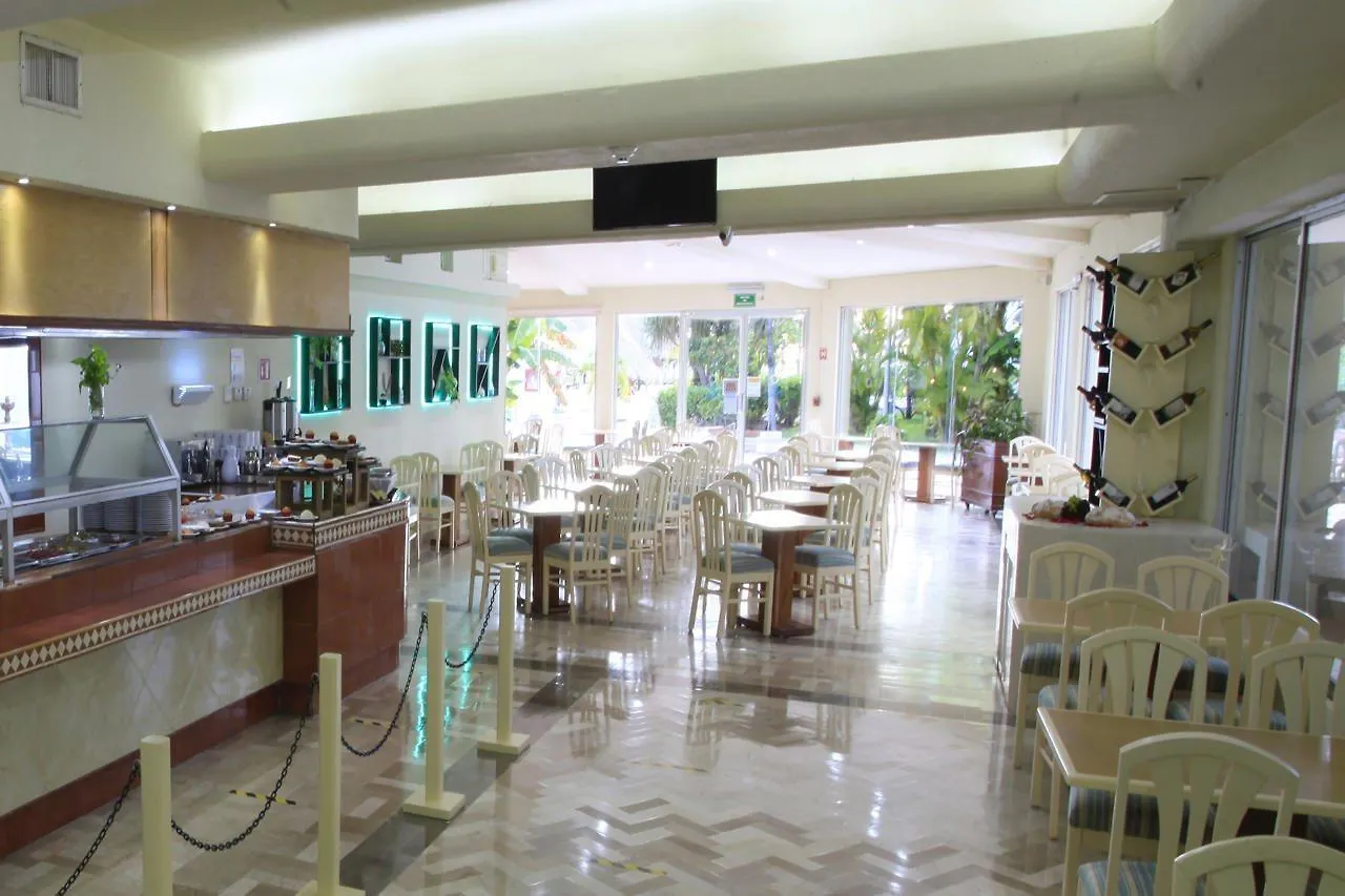 Resort Aquamarina Beach Hotel Cancun