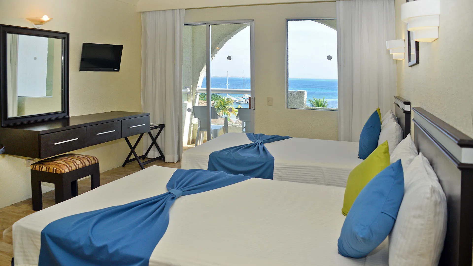 Aquamarina Beach Hotel Cancun Resort